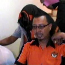 Ketua KPPS Pukul Wartawan Saat akan Dibawa ke Kantor Polisi