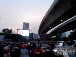 Macet Parah di Jl Dr Satrio, Pemotor ini Balik Lagi ke Kantornya di ITC Kuningan