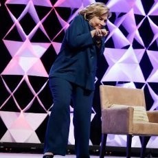 Hillary Clinton Dilempar Sepatu Saat Jadi Pembicara di Las Vegas