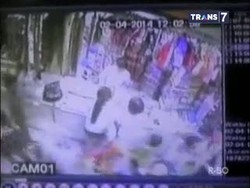 Wanita Mencuri HP Terekam Kamera CCTV