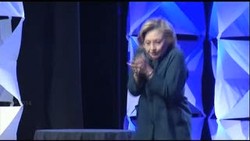 Dilempar Sepatu Saat Pidato, Hillary Clinton Tanggapi dengan Canda