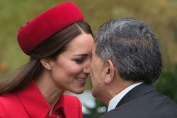 Gosok Hidung & 3 Cara Berkenalan Unik di Dunia