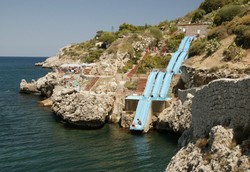 Seluncuran Bertingkat Langsung ke Laut, Cuma di Italia!