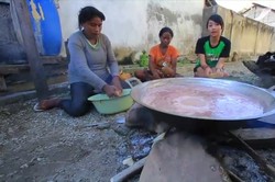 Begini Cara Bikin Minyak Kelapa di Maluku Utara