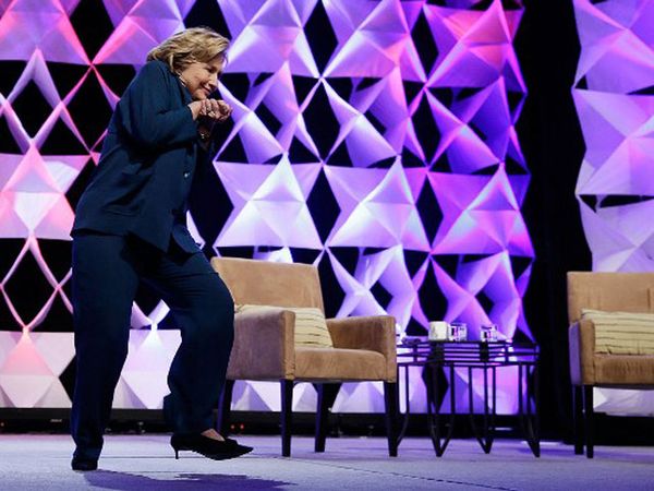 Hillary Clinton Dilempar Sepatu