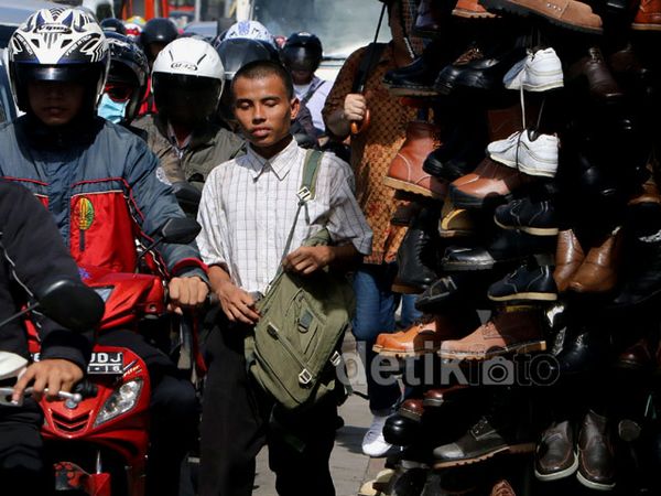 PKL Kuasai Trotoar Pasar Rumput