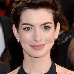 Ini Cerita Anne Hathaway Saat Terseret Ombak