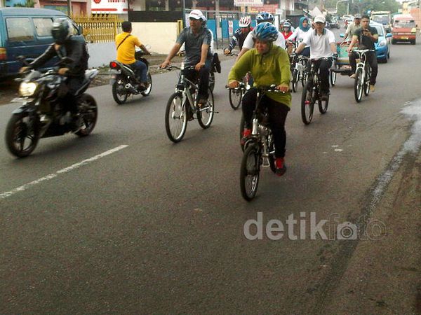 Risma Blusukan dengan Bersepeda