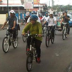 Ini Alasan Wali Kota Risma Berangkat Kerja dengan Bersepeda