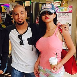 Gaya Santai Tapi Seksi Julia Perez di Bandara, Love It or Leave It?