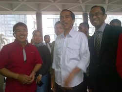 Direksi BEI Sambut Jokowi di Depan Gedung Bursa