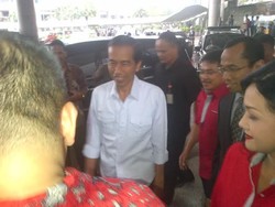 Sambut Jokowi, Bos Bursa Efek dan Karyawannya Berbaju Merah