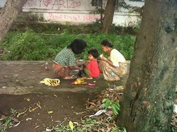 Yuli, Gadis Cilik Berusia 3 tahun, Masih Terlantar di Cirebon