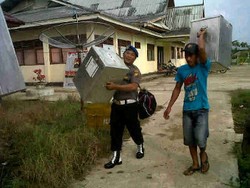 Polres Inhil Riau Mulai Kawal Logistik Hasil Pileg dari PPS ke PPK