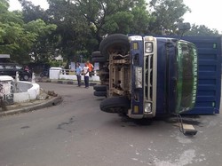 Truk Bermuatan Permen Terguling di Lenteng Agung Jaksel