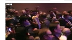 Hillary Clinton Dilempar Sepatu oleh Wanita Berambut Pirang