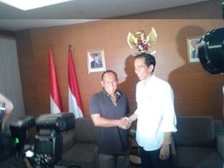 Tiba di Markas Golkar, Jokowi Cipika cipiki dengan Ical