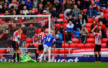 Gol Bunuh Diri Brown Antar Everton ke Empat Besar