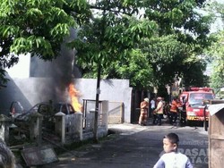 Sedan Timor Terbakar Hebat di Semarang