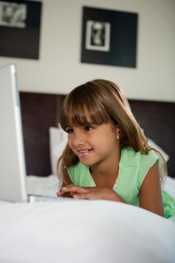 Tak Perlu Kursus, Video Chat Juga Bisa Bantu Anak Belajar Bahasa Lho