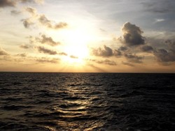 Indahnya Senja di Laut Jawa