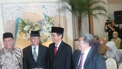 Bertemu di Acara Nikahan, Ini yang Dibicarakan Jokowi dan Ryamizard