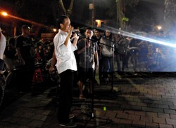 Jokowi Ikut Bernyanyi Saat Lagu Bob Marley Dibawakan di Taman Suropati