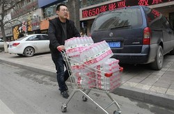 Air Keran Tercemar Benzena, Penduduk Lanzhou Berburu Minuman Botolan