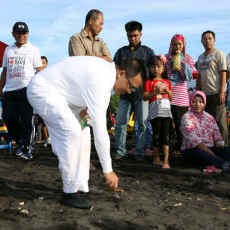 Berlibur di Pantai Boom, Bupati Anas Punguti Sampah