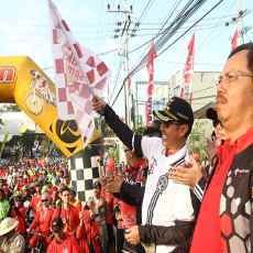 Usia 1 Abad, Ribuan Warga Malang Bersepeda Ikuti New Telkomsel Poin