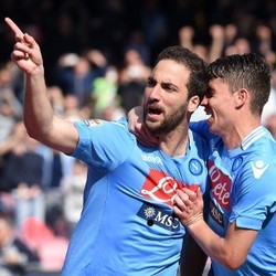 Higuain Hat-trick, Napoli Kalahkan 10 Pemain Lazio 4-2