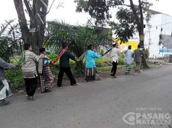 Belajar Kebersamaan dari Rantai Berjalan Penyandang Tunanetra