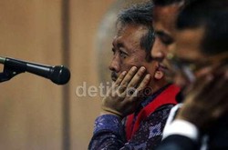 Gatot Terdiam Saat Saksikan Foto-foto Jasad Holly dalam Persidangan