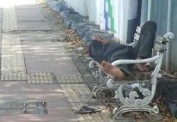 Fungsi Lain Bangku Taman di Sudirman: Jadi Kasur dan Parkir Sepeda