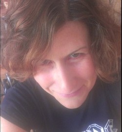 Kisah Ellie James, Perempuan yang Menderita karena Tubuhnya Bau Busuk