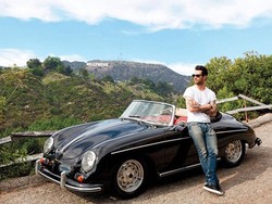 Adam Levine Kencan dengan Tunangan Pakai Porsche Klasik