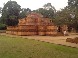 Menjelajah Luasnya Candi Muaro Jambi