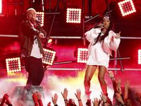Rihanna dan Eminem Meriahkan MTV Movie Awards 2014
