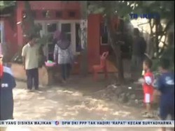 Siswi Mandi Kembang demi Kelancaran Ujian Nasional