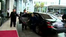 Di Menara Bank Mega, Mahathir Doakan Korban MH370