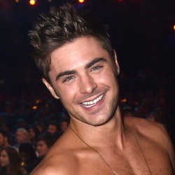 Wow! Zac Efron Raih Best Shirtless Performance di MTV Movie Awards