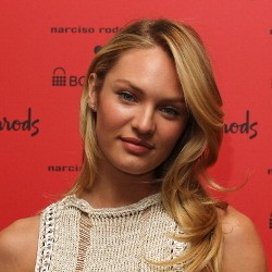 Model Candice Swanepoel Pamer Tubuh Seksi Berbikini di Instagram