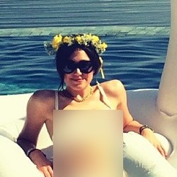 Di Coachella Music Festival 2014, Emmy Rossum Pamer Bikini