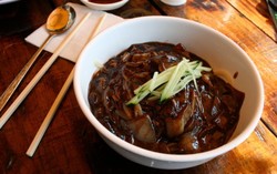 Sluurp! Jjajangmyeon, Mi Hitam untuk Para Jomblo di Korea