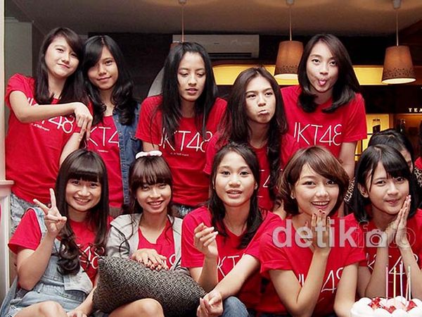Serunya JKT48 Main Uno Bareng Fans