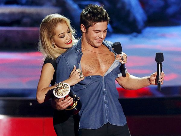 Wow, Rita Ora Buka Baju Zac Efron di MTV Movie Awards