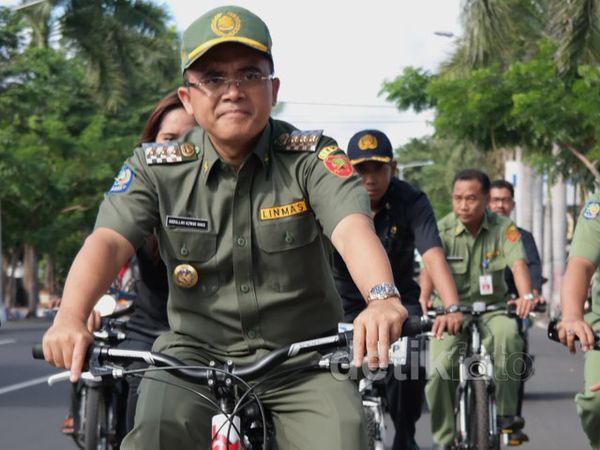 Bupati Banyuwangi Berangkat Ngantor Bersepeda