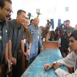 Tinjau UN di Surabaya, Wamendikbud Pastikan Ujian Berjalan Lancar