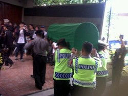 Tangis Pecah Saat Jenazah Pasutri Tiba di Rumah Duka