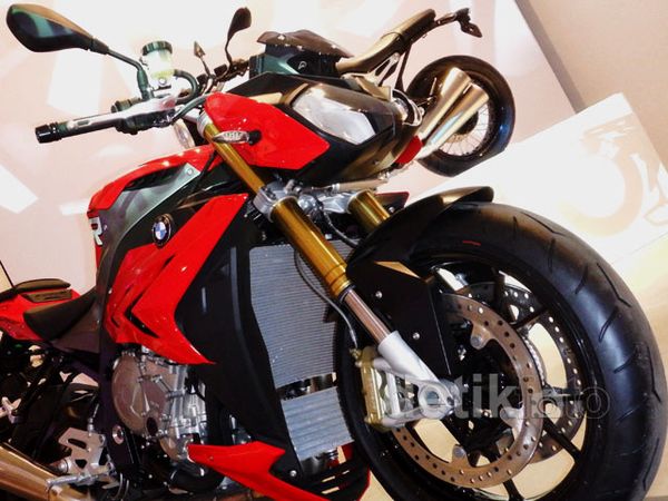 Naked Bike BMW Unjuk Gigi